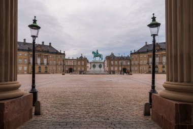 Danimarka Kralı V. Frederick 'in binicilik heykeli ile Amalienborg Meydanı, Kopenhag şehir merkezi