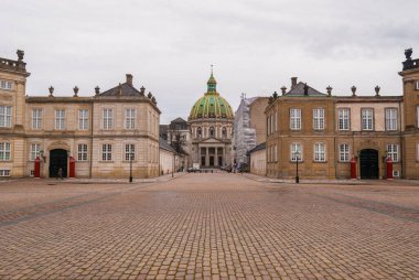 Fredericks Kilisesi ve Amalienborg Sarayı Danimarka 'nın başkenti Kopenhag' da Danimarka kraliyet ailesinin evi.