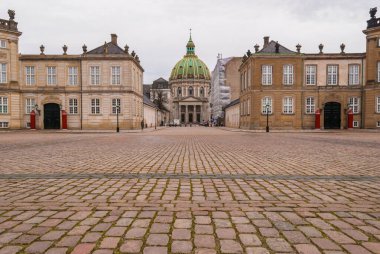 Fredericks Kilisesi ve Amalienborg Sarayı Danimarka 'nın başkenti Kopenhag' da Danimarka kraliyet ailesinin evi.