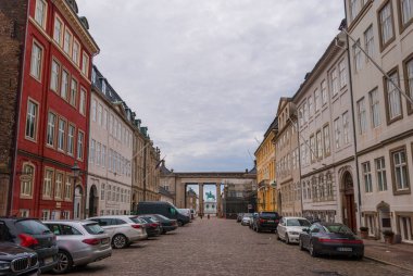 Danimarka Kralı V. Frederick 'in binicilik heykeli olan Amalienborg Meydanı manzaralı Kopenhag şehir merkezinde tarihi bir cadde. 