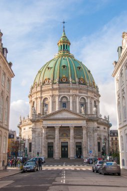 Kopenhag, Danimarka 'daki Fredericks Kilisesi' nin önünde.