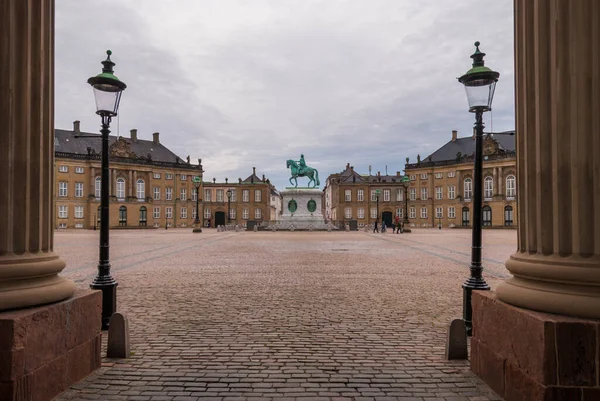 コペンハーゲン市内中心部のデンマーク王フレデリック5世の騎馬像があるアメリアンボルグ広場 — ストック写真
