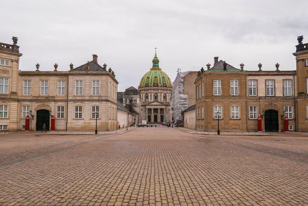 デンマーク王室の邸宅であるフレデリックス教会とアメリアンボルグ宮殿がデンマークのコペンハーゲンの中心部にある — ストック写真