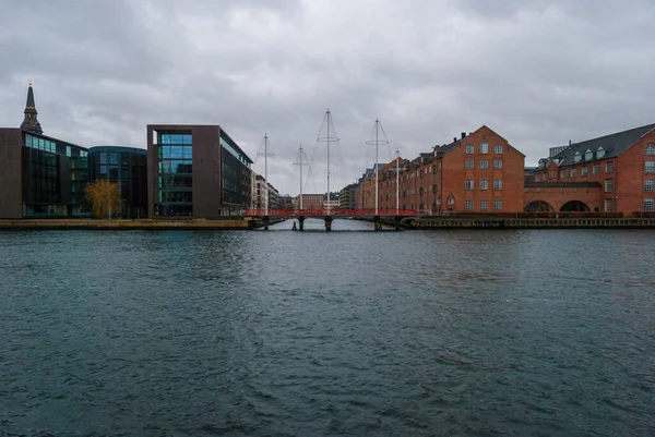 デンマーク コペンハーゲン市中心部の運河堤防上の歴史的建造物 — ストック写真