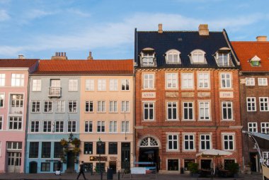 Danimarka 'nın tarihi şehir merkezi Kopenhag' daki Nyhavn limanındaki kanal boyunca renkli evler