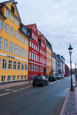 Danimarka 'nın tarihi şehir merkezi Kopenhag' daki Nyhavn limanındaki kanal boyunca renkli evler