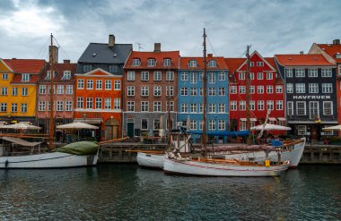 Danimarka 'nın tarihi şehir merkezi Kopenhag' daki Nyhavn limanındaki kanal boyunca renkli evler