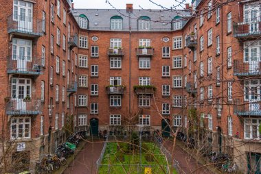 Kopenhag, Danimarka 'da daireleri olan tuğla bir binanın dış cephesi.