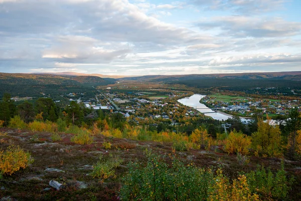 Vista Aldeia Karasjok Rio Karasjohka Outono Partir Colina Oalgevarri Finnmark — Fotografia de Stock
