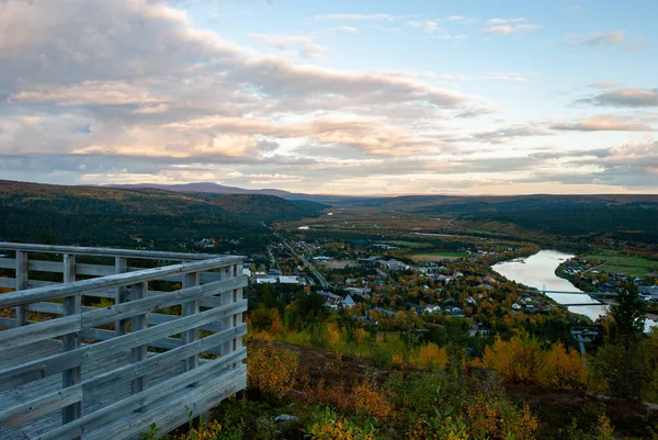 秋天从挪威芬马克的Oalgevarri山俯瞰Karasjok村和Karasjohka河 — 图库照片