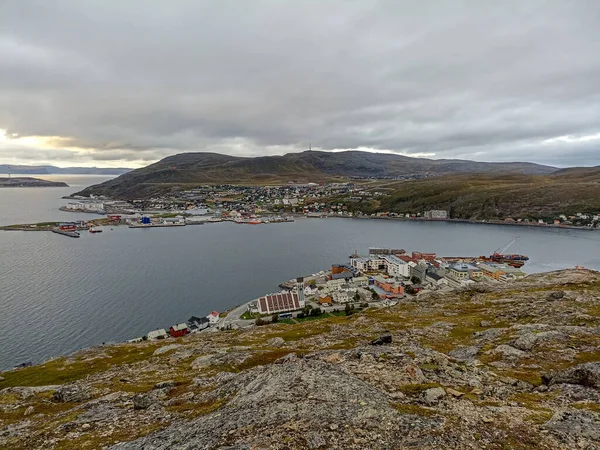Widok Miasto Hammerfest Kościołem Hammerfest Otoczeniu Morza Gór Wysp Finnmark — Zdjęcie stockowe