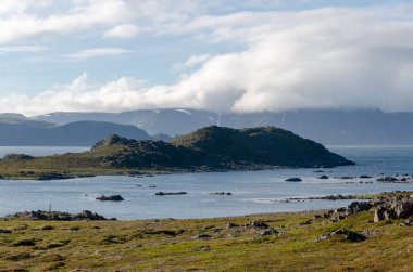 Kuzey Norveç 'teki Mageroya Adası' nda Falkberg Körfezi 'nin güzel doğası.