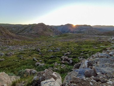 Mageroya Adası, Finnmark, Norveç 'teki Honningsvagfjellet Dağı çevresindeki vahşi doğa.