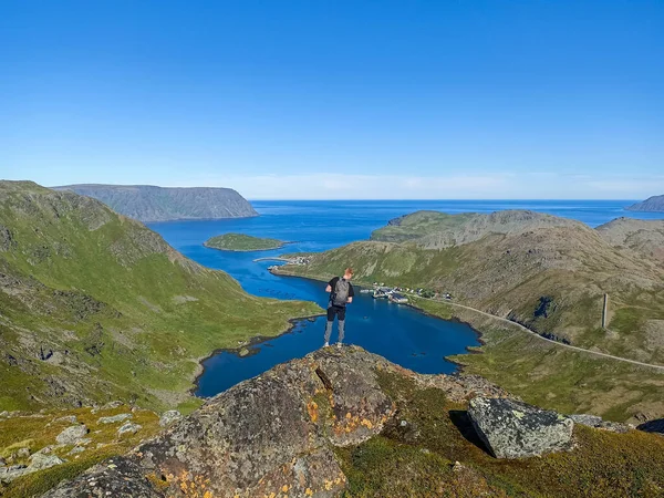 Viajante Desfrutando Paisagem Risfjorden Natureza Ilha Mageroya Finnmark Noruega — Fotografia de Stock