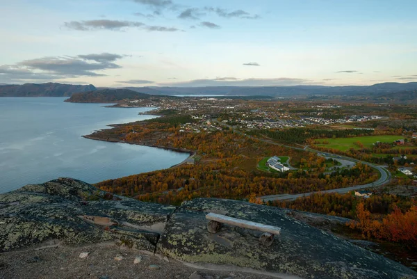 挪威芬马克市Hjemmeluft的Alta镇和Altafjorden的风景 — 图库照片