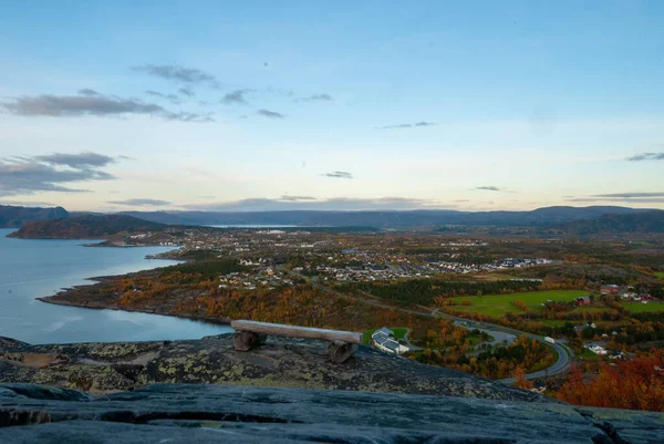 挪威芬马克市Hjemmeluft的Alta镇和Altafjorden的风景 — 图库照片