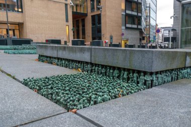 Norveç, Oslo 'da 50.000 küçük heykeli olan Çimen Kökleri Meydanı