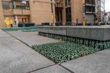 Norveç, Oslo 'da 50.000 küçük heykeli olan Çimen Kökleri Meydanı