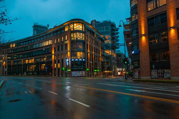 Upplyst Akker Brygge Modern Stadsdel Centrala Oslo Natten Och Regnet — Stockfoto