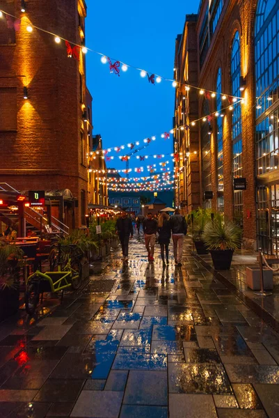 夜と雨の中 オスロ市内中心部にある現代的な地区 アッカー ブリッジがライトアップされています — ストック写真