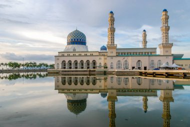 Mescid Bandaraya Kota Kinabalu Şehir Camii, Sabah, Borneo, Malezya, Likas Yüzen Camii, suya yansıdı
