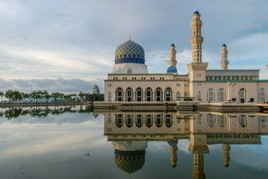 Sabah, Malezya 'daki Kota Kinabalu Şehir Camii üzerindeki gün batımı, bir lagüne yansıdı