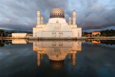 Sabah, Malezya 'daki Kota Kinabalu Şehir Camii üzerindeki gün batımı, bir lagüne yansıdı