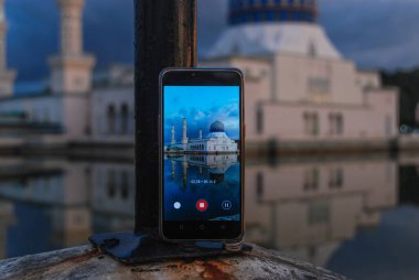 Kota Kinabalu Şehir Camii, Sabah, Malezya 'da gün batımının fotoğrafını çekiyoruz.