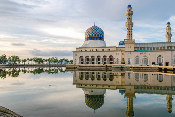 Мечеть Бандарая Кота Кинабалу, Сабах, Борнео, Малайзия, называется Плавучая мечеть Ликас, отраженная в воде