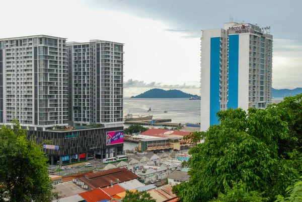 Sinyal Tepesi Gözlemevi Kulesi 'nden Kota Kinabalu Şehri manzarası, Sabah, Malezya
