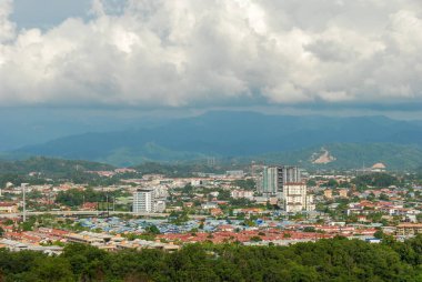 Bukit Kopungit Hill, Sabah, Borneo, Malezya 'dan Kota Kinabalu manzarası