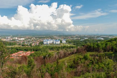 Bukit Kopungit Hill, Sabah, Borneo, Malezya 'dan Kota Kinabalu manzarası
