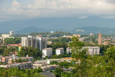 Bukit Kopungit Hill, Sabah, Borneo, Malezya 'dan Kota Kinabalu manzarası