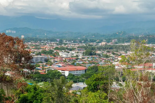 Bukit Kopungit Hill, Sabah, Borneo, Malezya 'dan Kota Kinabalu manzarası