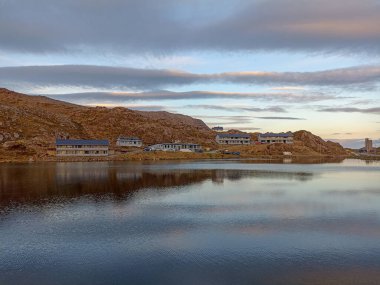 Honningsvag kasabası Andrevatn Gölü, Mageroya Adası, Norveç 'e yansıdı.