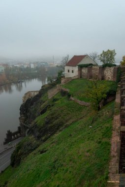 Libuse Hamamı 'nın Vysehrad Kalesi' nden Prag ve Çek Cumhuriyeti üzerindeki bir tepe ve sabah sisi manzarası