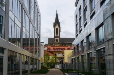 Karlin, Prag ve Çek Cumhuriyeti 'ndeki Aziz Cyril ve Methodius Kilisesi' nin bir kulesinin görüntüsü