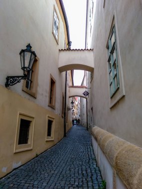 Thunovska Caddesi, Çek Cumhuriyeti 'nin Prag kentindeki diyafram kemerli tarihi binalarla dolu dar bir ortaçağ sokağı.