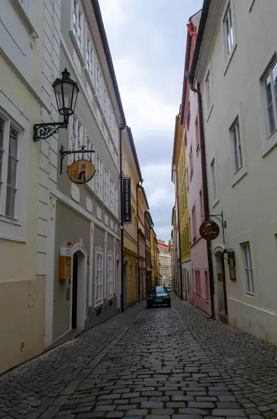 Kisváros Szűk Történelmi Színes Utcái Prágában Cseh Köztársaságban Stock Kép