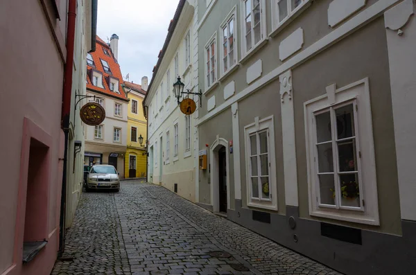 Kisváros Szűk Történelmi Színes Utcái Prágában Cseh Köztársaságban Jogdíjmentes Stock Fotók