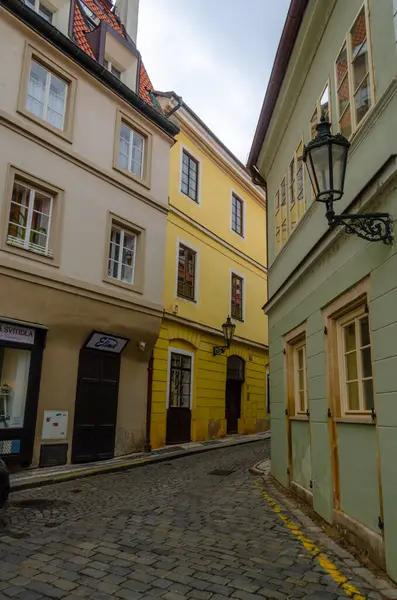 Kisváros Szűk Történelmi Színes Utcái Prágában Cseh Köztársaságban Stock Kép