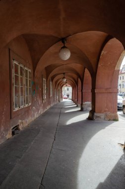 Hradcany, Prag, Çek Cumhuriyeti 'ndeki tarihi bir binanın gotik kemer yolu.