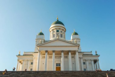 Tuomiokirkko Helsinki Katedrali 'nin önünde Helsinki Piskoposluğu' nun Fin Protestan Katedrali bulunmaktadır.