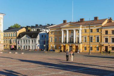 Finlandiya 'nın başkenti Helsinki' deki Senato Meydanı 'nda renkli binalar