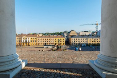 Finlandiya 'nın başkenti Helsinki' deki Senato Meydanı 'nın Helsinki Katedrali' nin manzarası