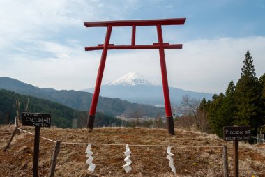 Japonya 'daki Fuji Dağı manzaralı Tenku No Torii Kapısı