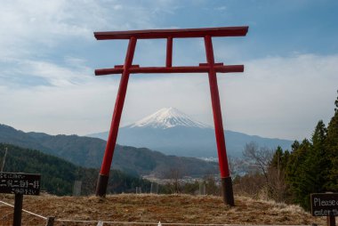 Japonya 'daki Fuji Dağı manzaralı Tenku No Torii Kapısı