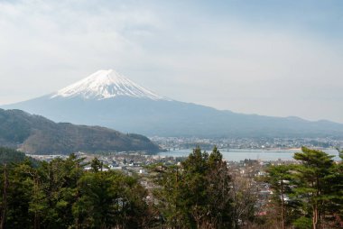 Japonya 'da Fuji Dağı ve Kawaguchi Gölü manzarası