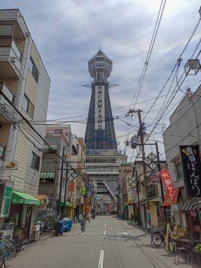 Japonya, Osaka 'da Tsutenkaku Kulesi ile Shinsekai Bölgesi sokakları