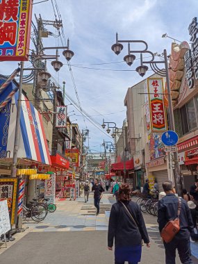 Japonya, Osaka 'da Shinsekai bölgesinin renkli sokakları